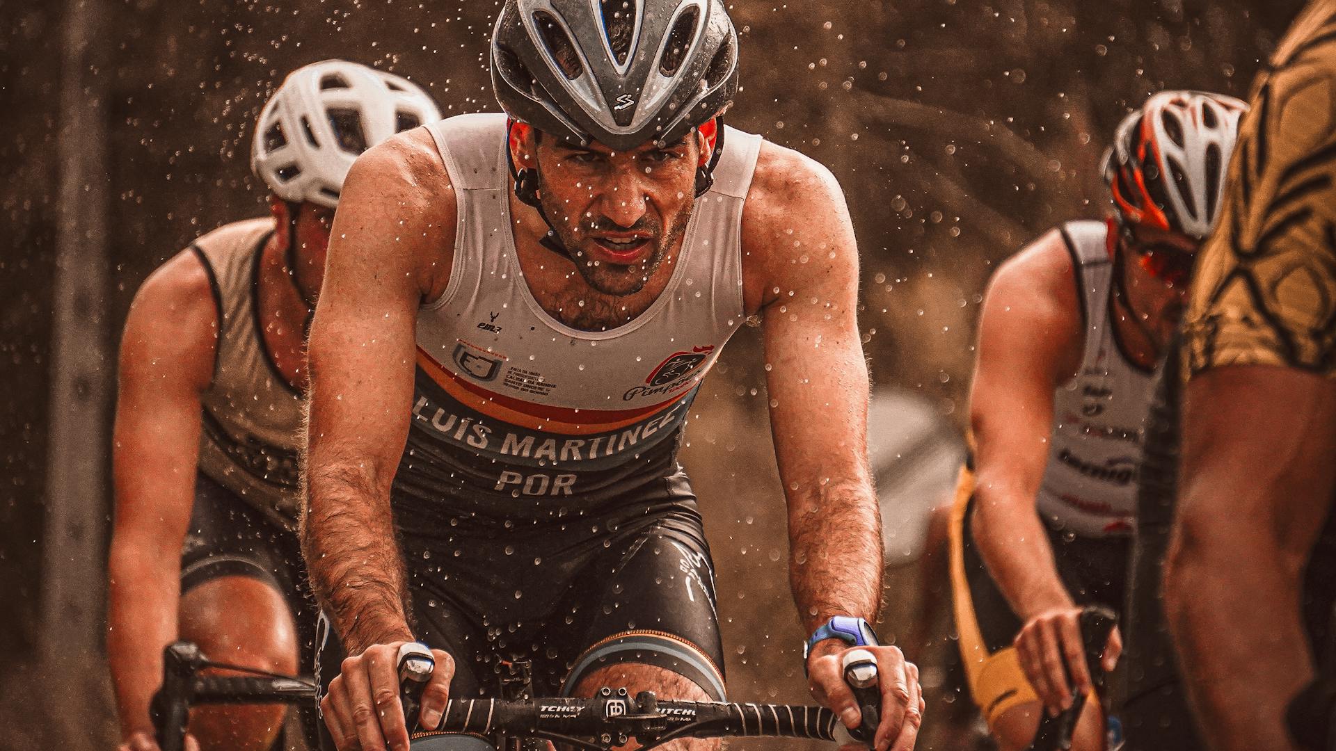 Ciclista en competicion con tiras nasales